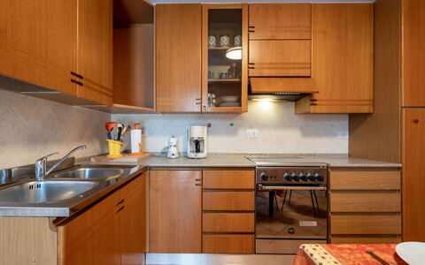 Vallegra: Marrone, Controsoffitto, Cabinetry, Lavandino Della Cucina, Mobilia, Proprietà, Lavello, Costruzione, Cucina, Legna