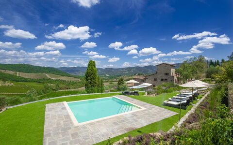 La Torre Di Panzano: Nube, Cielo, Pianta, Proprietà, Costruzione, Azzurro, Paesaggio Naturale, Piscina, Lotto, Vegetazione