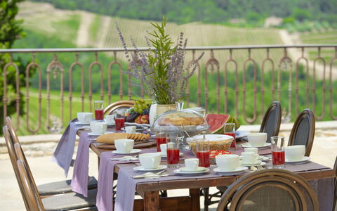 La Torre Di Panzano: Cibo, Tavolo, Pianta, Tavola, Mobilia, Sedia, Tavolo Esterno, Tovaglia, Mobili Da Esterno, Piatto