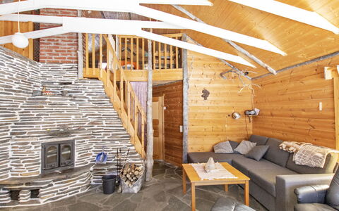 Harvana: Balcone, Appartamento, Shade, Bicchiere, Condominio, Corrimano, Portico, Illuminazione Diurna, Deck, Mobili Da Esterno