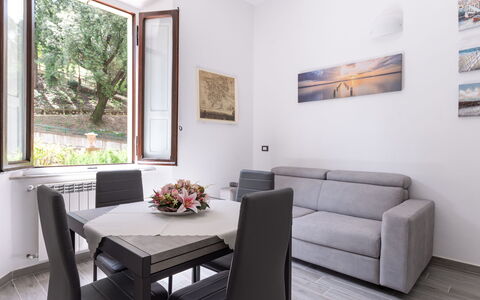 Sanda: Mobilia, Tavolo, Proprietà, Divano, Cornice, Pianta, Legna, Interior Design, Illuminazione, Costruzione
