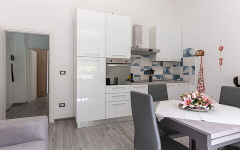 Sanda: Mobilia, Tavolo, Comfort, Costruzione, Interior Design, Cabinetry, Pianta Della Casa, Pavimentazione, Pavimento, Divano