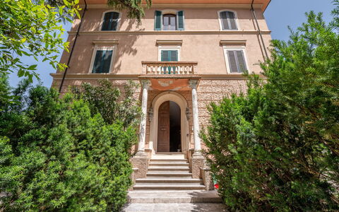 Sanda: Costruzione, Finestra, Cielo, Pianta, Architettura, Vegetazione, Albero, Porta, Quartiere