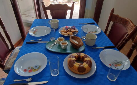 Relax: Cibo, Tavolo, Tavola, Mobilia, Dishware, Sedia, Piatto, Tazza, Bicchieri, Ingrediente