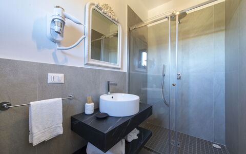 Bella Di Panzano: Specchio, Proprietà, Rubinetto, Lavello, Idraulico Fixture, Lavandino Del Bagno, Bagno, Viola, Interior Design, Architettura