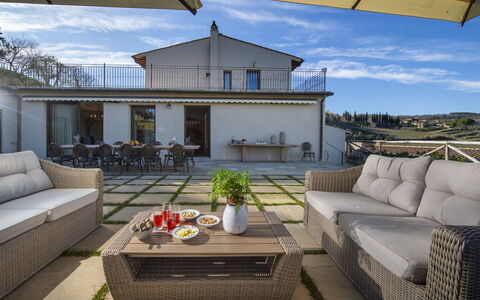 Bella Di Panzano: Mobilia, Cielo, Tavolo, Proprietà, Divano, Nube, Interior Design, Mobili Da Esterno, Shade, Soggiorno