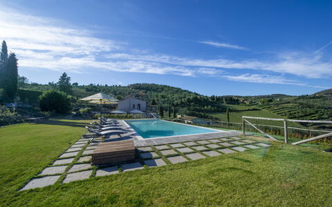 Bella Di Panzano: Nube, Cielo, Pianta, Acqua, Piscina, Costruzione, Paesaggio Naturale, Albero, Erba, Urban Design