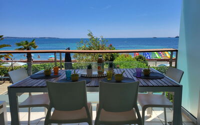 Cannes 615: Acqua, Cielo, Tavolo, Mobilia, Proprietà, Sedia, Azzurro, Tavolo Esterno, Mobili Da Esterno, Tavola