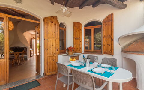 Valledoria 45: Tavolo, Mobilia, Proprietà, Cornice, Sedia, Legna, Divano, Interior Design, Pavimento, Casa