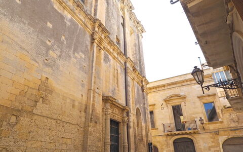 Corte Tiso: Cielo, Finestra, Azzurro, Legna, Costruzione, Città, Facciata, Vicolo, Strada, Arco