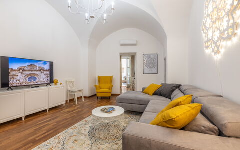 Corte Tiso: Divano, Mobilia, Proprietà, Tavolo, Cornice, Comfort, Interior Design, Legna, Illuminazione, Costruzione