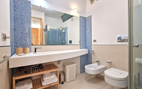 Suite Le Vele: Bagno, Pavimentazione, Pavimento, Idraulico Fixture, Interior Design, Lavandino Del Bagno, Parete, Legna, Lavello, Rubinetto
