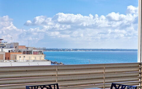 Suite Le Vele: Blu, Corpo D'Acqua, Orizzonte, Mare, Oceano, Costiera E Morfologie Oceanic, Balcone, Costa, Appartamento, Spiaggia