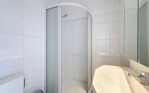 Blankenberge 152: Pavimentazione, Interior Design, Pavimento, Soffitto, Camera, Idraulico Fixture, Bagno, Appartamento, Doccia, Idraulico