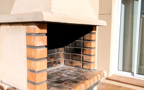 Origin: Tavolo, Mobilia, Pianta, Cielo, Proprietà, Sedia, Costruzione, Nube, Interior Design, Tavola