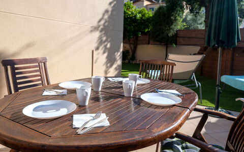 Origin: Tavolo, Mobilia, Pianta, Cielo, Proprietà, Sedia, Costruzione, Nube, Interior Design, Tavola