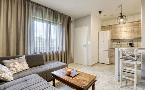 Ani: Tavolo, Mobilia, Pianta, Cielo, Proprietà, Sedia, Costruzione, Nube, Interior Design, Tavola