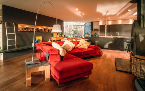 Domicile Adoré with Garden: Proprietà, Mobilia, Divano, Comfort, Decorazione, Legna, Arancia, Interior Design, Pavimentazione, Soggiorno