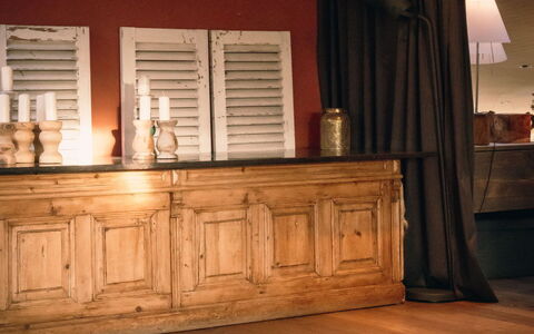 Domicile Adoré with Garden: Cabinetry, Proprietà, Costruzione, Legna, Interior Design, Comfort, Pavimento, Pavimentazione, Tenda, Latifoglie