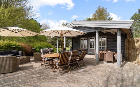 Till - 1.6Km from the Sea: Tetto, Casa, Lotto, Casa, Villetta, Estate, Edifici Giardino, Shade, Log Cabin, Landscaping