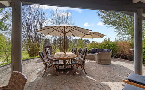 Till - 1.6Km from the Sea: Tetto, Casa, Lotto, Casa, Villetta, Estate, Edifici Giardino, Shade, Log Cabin, Landscaping