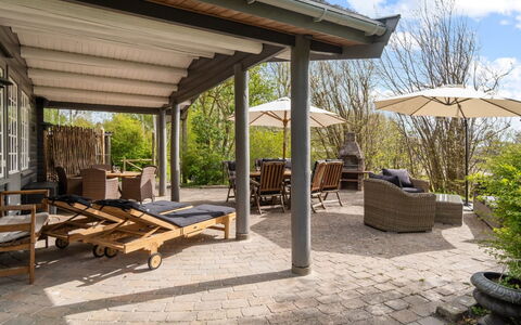 Till - 1.6Km from the Sea: Tetto, Casa, Lotto, Casa, Villetta, Estate, Edifici Giardino, Shade, Log Cabin, Landscaping