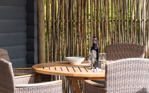 Till - 1.6Km from the Sea: Tetto, Casa, Lotto, Casa, Villetta, Estate, Edifici Giardino, Shade, Log Cabin, Landscaping
