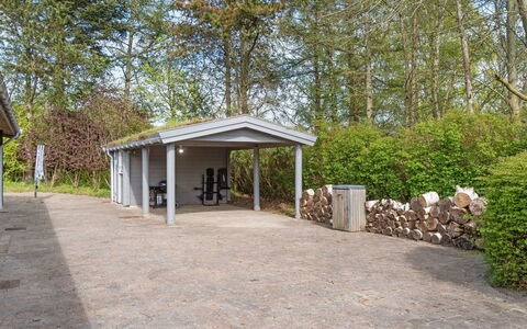Till - 1.6Km from the Sea: Tetto, Casa, Lotto, Casa, Villetta, Estate, Edifici Giardino, Shade, Log Cabin, Landscaping