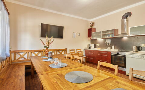 Marika: Mobilia, Proprietà, Tavolo, Cabinetry, Controsoffitto, Legna, Interior Design, Illuminazione, Ventilatore, Cassetto