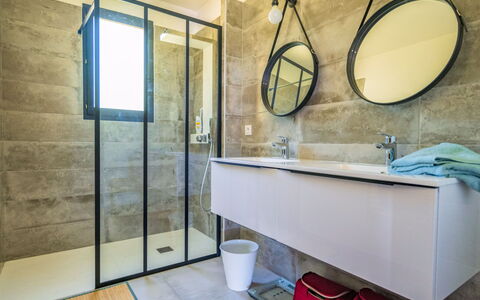 Bourgat: Specchio, Proprietà, Idraulico Fixture, Rubinetto, Bagno, Interior Design, Legna, Lavello, Pavimento, Pavimentazione