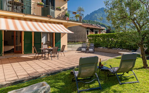 Stazione: Proprietà, Mobilia, Pianta, Costruzione, Cielo, Shade, Finestra, Mobili Da Esterno, Sedia, Albero