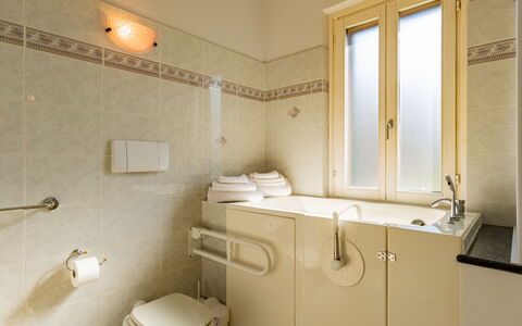 Stazione: Mobiletto Del Bagno, Proprietà, Idraulico Fixture, Lavello, Cabinetry, Rubinetto, Bagno, Lavandino Del Bagno, Interior Design, Specchio