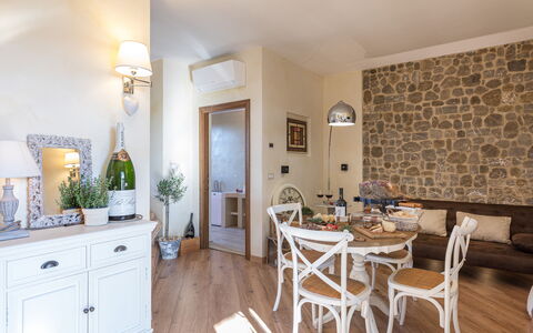Casa Vacanze Paradiso: Mobilia, Tavolo, Cabinetry, Sedia, Pianta, Legna, Pianta Della Casa, Interior Design, Divano, Soggiorno