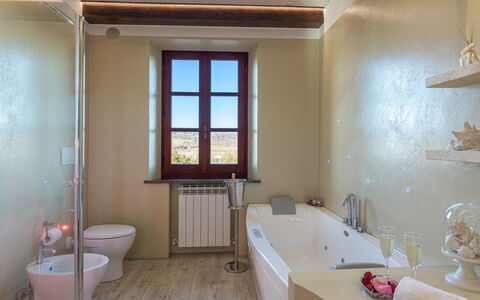 Casa Vacanze Paradiso: Proprietà, Vasca Da Bagno, Idraulico Fixture, Lavello, Finestra, Rubinetto, Legna, Bagno, Interior Design