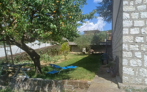 Casa Della Selce: Giardino, Backyard, Brick, Shade, Cortile