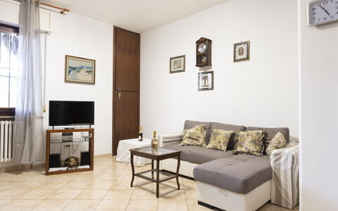 Casa Della Selce: Cornice, Proprietà, Divano, Mobilia, Interior Design, Illuminazione, Tenda, Legna, Soggiorno, Pavimento