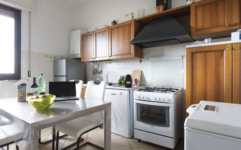 Casa Della Selce: Proprietà, Cabinetry, Bianca, Controsoffitto, Elettrodomestico Da Cucina, Cucina Stufa, Cucina, Finestra, Elettrodomestico, Stufa A Gas