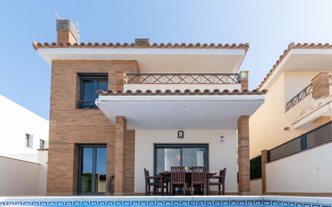 Mestral: Nube, Acqua, Cielo, Costruzione, Risorse Idriche, Giorno, Blu, Azzurro, Barca, Albero