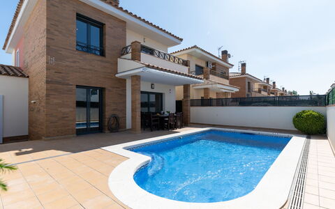 Mestral: Nube, Acqua, Cielo, Costruzione, Risorse Idriche, Giorno, Blu, Azzurro, Barca, Albero