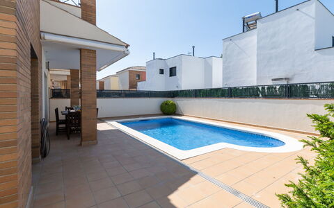 Mestral: Nube, Acqua, Cielo, Costruzione, Risorse Idriche, Giorno, Blu, Azzurro, Barca, Albero