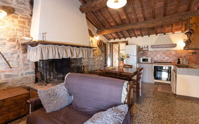 Carola 250.2: Proprietà, Mobilia, Legna, Interior Design, Pavimento, Fascio, Soggiorno, Pavimentazione, Latifoglie, Immobiliare