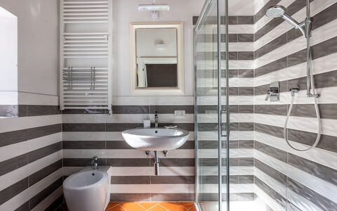 Casa Bosco D'arte Holiday Home , Greve In Chianti,: Pavimentazione, Idraulico Fixture, Pavimento, Interior Design, Bagno, Idraulico, Gabinetto, Piastrella, Soffitto