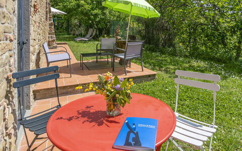 Casa Bosco D'arte Holiday Home , Greve In Chianti,: Tavolo, Pianta, Mobilia, Fiore, Tavolo Esterno, Sedia, Botanica, Costruzione, Shade, Mobili Da Esterno