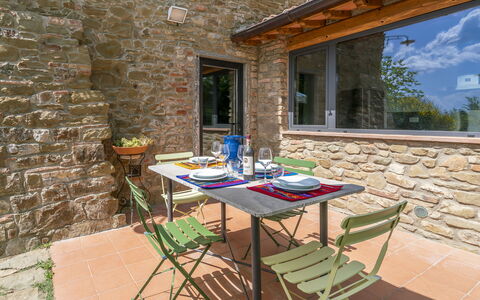Casa Bosco D'arte Holiday Home , Greve In Chianti,: Mobilia, Proprietà, Tavolo, Costruzione, Finestra, Sedia, Vaso Di Fiori, Legna, Pianta, Mobili Da Esterno