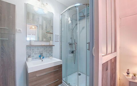 Les Rosiers: Bagno, Idraulico Fixture, Interior Design, Pavimentazione, Lavandino Del Bagno, Pavimento, Lavello, Gabinetto, Rubinetto, Specchio