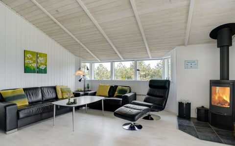 Thove - 600M from the Sea: Interior Design, Mobilia, Pavimentazione, Divano, Soffitto, Pavimento, Legna, Soggiorno, Lampada, Camera