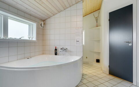 Thove - 600M from the Sea: Pavimentazione, Pavimento, Idraulico Fixture, Interior Design, Soffitto, Bagno, Idraulico, Materiale Composito, Vasca Da Bagno, Rubinetto