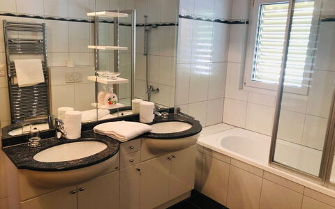 Edelweiss C: Specchio, Rubinetto, Idraulico Fixture, Proprietà, Vasca Da Bagno, Lavello, Lavandino Del Bagno, Bagno, Finestra, Viola