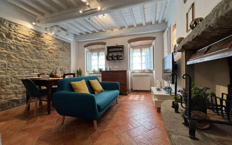 Casa Del Borgo: Mobilia, Divano, Pianta, Tavolo, Cornice, Pianta Della Casa, Interior Design, Soggiorno, Divano Letto, Pavimento
