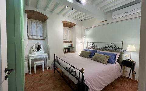 Casa Del Borgo: Costruzione, Proprietà, Mobilia, Finestra, Cornice, Comfort, Azzurro, Cuscino, Legna, Tavolo
